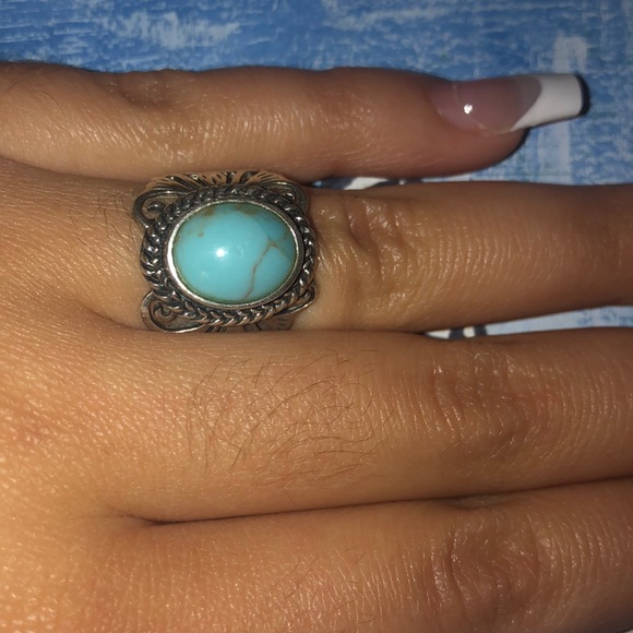 Stainless steel detailed thrifted ring with turquoise rock in middle - Picture 2 of 4